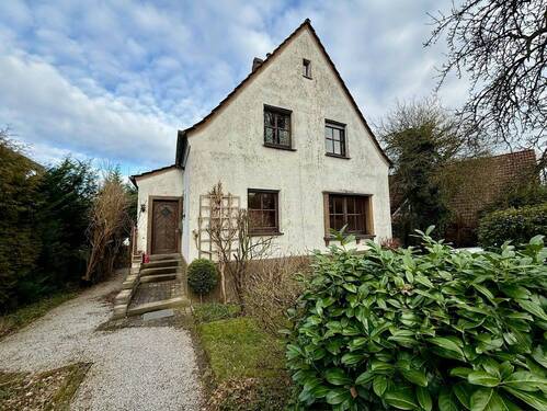 Haus kaufen Menden: Frontansicht - Menden: Freistehendes Wohnhaus mit dem Zauber der 1950er-Jahre in TOP Lage!