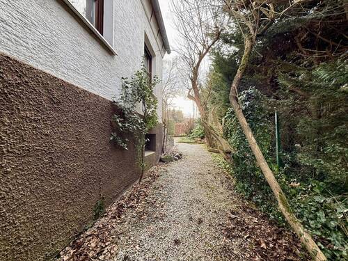 Seitliche Zuwegung zum Garten - 