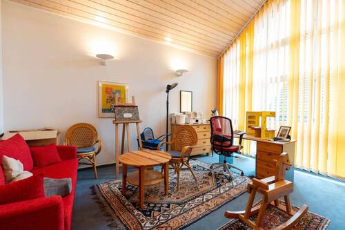 Zimmer mit Fensterfront im DG - 