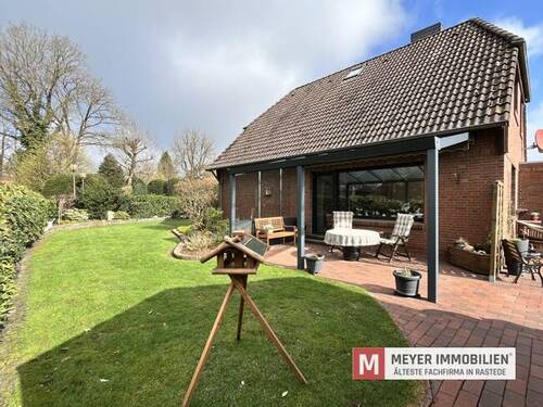 Gartenbereich mit überdachter Terrasse - 5 Zimmer Einfamilienhaus in Wiefelstede