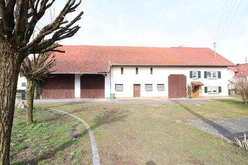 Objektansicht - Ehemaliges Bauernhaus mit Tenne und Maschinenhalle in Ettringen