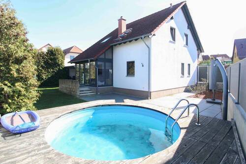 Poolbereich im Garten - !!!SOFORT BEZUGSFREI!!! Tolles Einfamilienhaus mit Pool und Garten in Radeburg