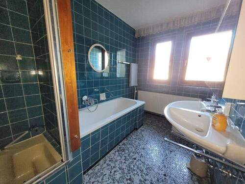 Bad mit Wanne, Dusche - 