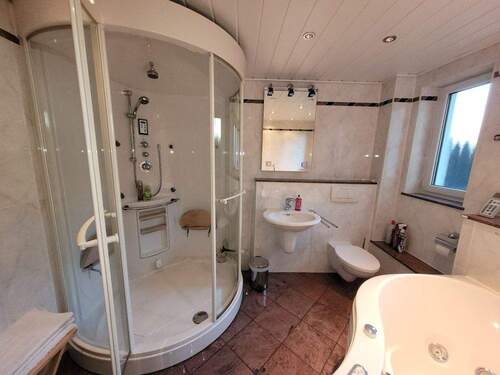 ELW-Bad mit Waschbecken, WC und Fenster - 