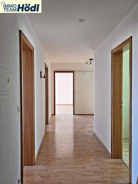 Eingangsbereich/Flur - 4 Zimmer Etagenwohnung zur Miete in Bitz