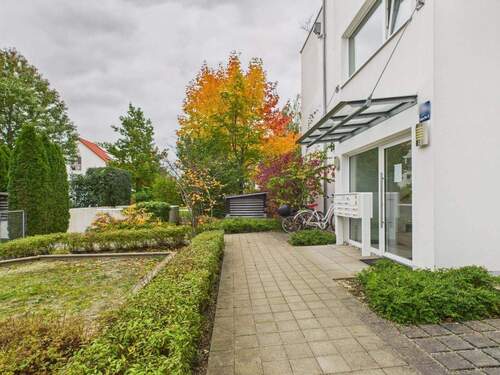 Eingangsbereich mit Fahrradabstellplätzen - 