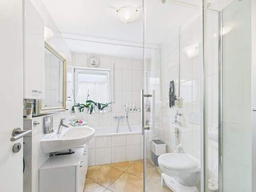 Bad mit Wanne, separater Glasdusche und Fenster - 