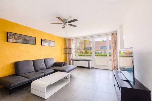 Helles Wohnzimmer mit Balkonzugang - 2 Zimmer Etagenwohnung zum Kaufen in Köln