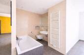 Modernes Badezimmer mit Badewanne - Etagenwohnung mit 60,00 m&sup2; in Köln zum Kaufen