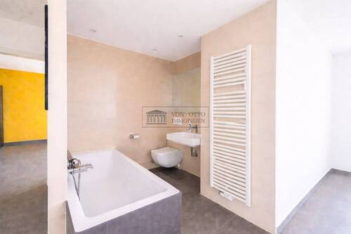 Modernes Badezimmer mit Badewanne - Etagenwohnung mit 60,00 m&sup2; in Köln zum Kaufen