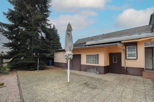 Hinterhof - 5 Zimmer Reihenendhaus zum Kaufen in Willich