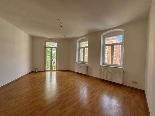 Wohnzimmer mit offener Küche - Helle 2-Zimmer-Wohnung mit offener Küche in zentraler Lage