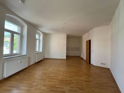 Wohnzimmer mit offener Küche - 2 Zimmer Etagenwohnung zur Miete in Freital