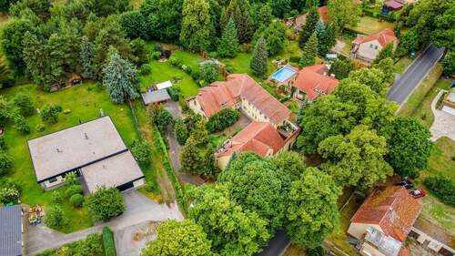 Luftbild - Großes Grundstück am Waldrand, drei Doppelhäuser, Energiekennwert A+, eine Einheit mit Wohnrecht