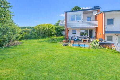 Blick Haus Hinteransicht - Familienfreundlicher Wohntraum mit Garten und Doppelgarage