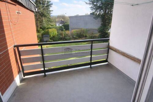 Helles Balkongeländer im Tageslicht - 