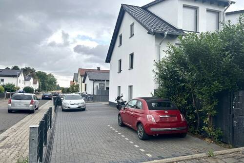 2 Pkw-Stellplätze - 6 Zimmer Reihenendhaus in Hattersheim
