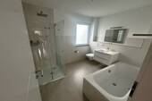 Bad mit Wanne und Dusche - 