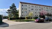 Einfahrt zur Parkfläche - 3 Zimmer Etagenwohnung zum Kaufen in Weißenfels