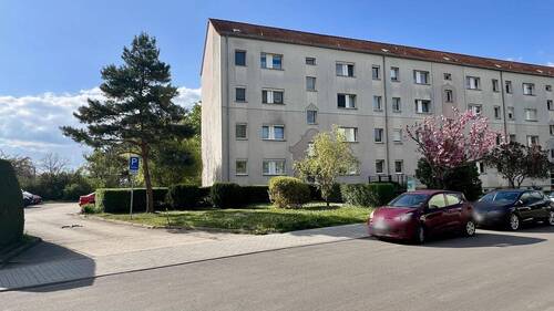 Einfahrt zur Parkfläche - 3 Zimmer Etagenwohnung zum Kaufen in Weißenfels