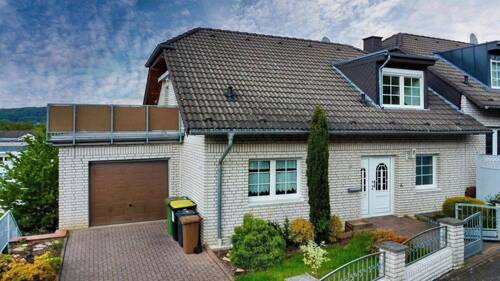 Straßenfront - Doppelhaushälfte mit 214,00 m² in Hennef zum Kaufen
