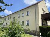 . - Kleine, gemütliche 2-Zimmer-Wohnung mit großem Südbalkon in guter Lage von Pirna! Auf Wunsch SP!