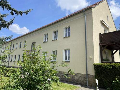 . - Kleine, gemütliche 2-Zimmer-Wohnung mit großem Südbalkon in guter Lage von Pirna! Auf Wunsch SP!