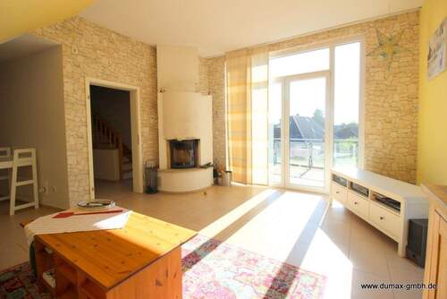 OG Wohnbereich mit Kamin und Ausgang auf den Balkon (3) - 