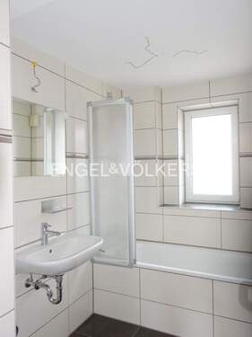 Bad mit Duschmöglichkeit - 