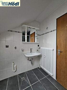 2.Bad Waschbecken und Waschmaschinenanschluss - 