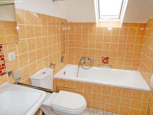 1. Bad mit Wanne - Etagenwohnung mit 109,90 m&sup2; in Kusterdingen zur Miete