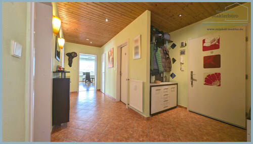 Flur mit Zugang zu allen Räumen - 