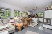 Wohnbereich mit Kamin - Wohnung EG - 