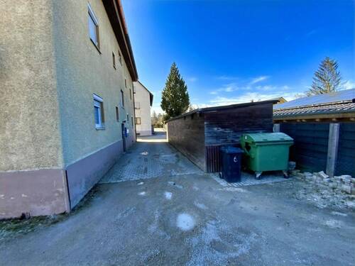 Schuppen vorm Haus - 