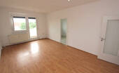 Wohnzimmer m. Zugang z. Balkon - Attraktive neu renovierte 2-Raum-Wohnung in Teutschenthal