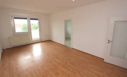 Wohnzimmer m. Zugang z. Balkon - Attraktive neu renovierte 2-Raum-Wohnung in Teutschenthal