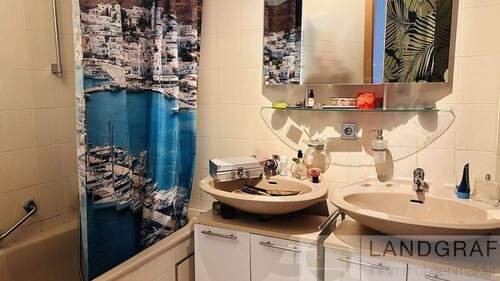 Bad mit Badewanne und Dusche - 