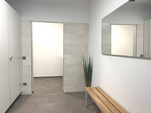 Moderner Wellnessbereich Umkleide - 