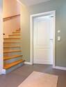 Flur mit Treppen zum Obergeschoss - 