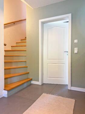 Flur mit Treppen zum Obergeschoss - 