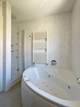 Badezimmer mit Wanne und Dusche - 
