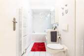 Badezimmer mit Wanne im UG - 