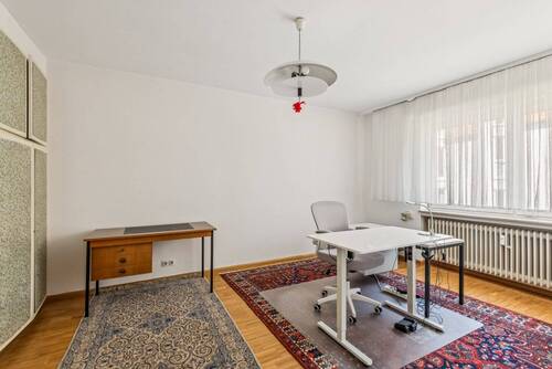 Arbeitszimmer mit integriertem Einbauschrank - 