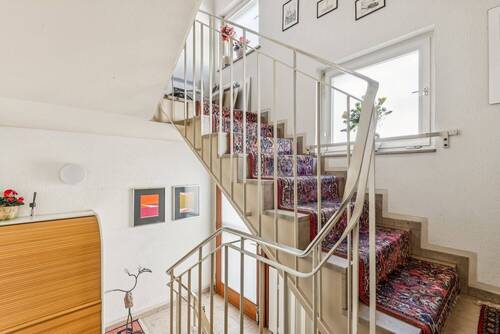 Helles Treppenhaus mit Zugang zum Obergeschoss - 