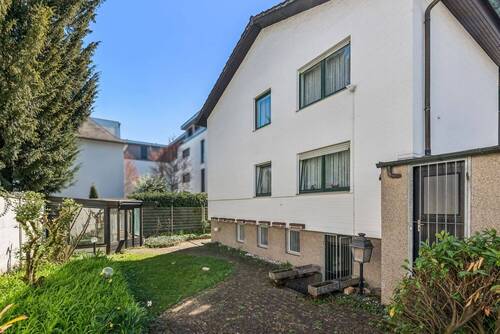 Rückansicht mit Garten und stilvollem Gartenhaus - 