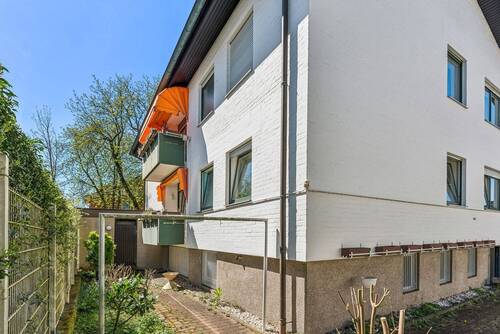 Seitenansicht mit Balkonen und Außenbereich - 