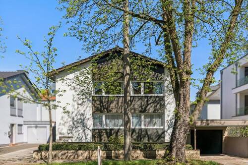Frontansicht mit Carport und Garage - Zweifamilienhaus Innenstadtlage Saarlouis