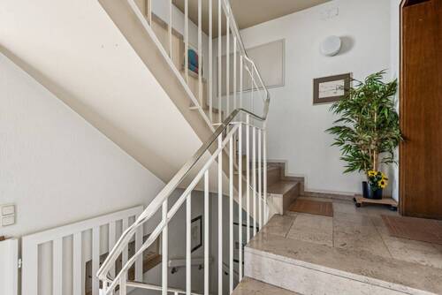 Treppenhaus mit Zugang zum Erdgeschoss - 1 Zimmer Mehrfamilienhaus, Wohnhaus zum Kaufen in Saarlouis