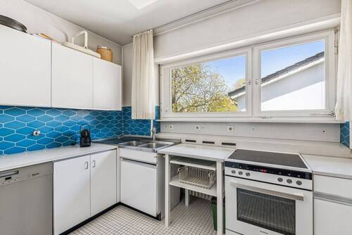 Funktionale Einbauküche mit Tageslicht - 