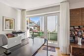 Wohnbereich mit direktem Zugang zum Balkon - 
